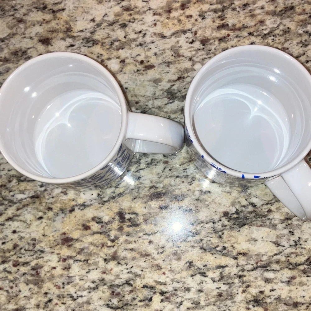 Set of 2 Blue and White Ceramic Mugs Floral and Leaf Pattern 14 oz - Picture 6 of 6